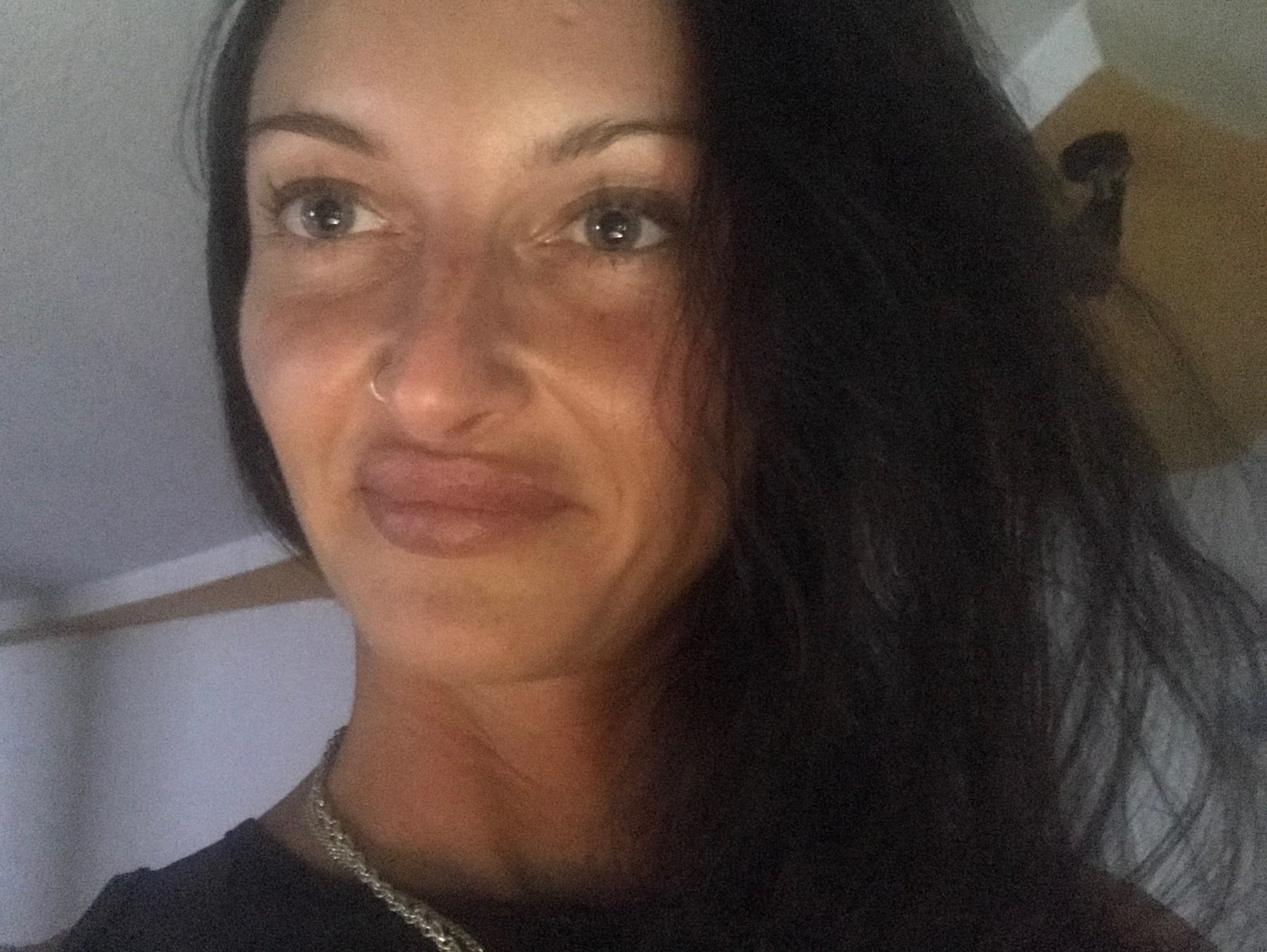 Portret kobiety z naturalną mimiką, naturalny wyraz twarzy, spokojne zbliżenie i miękkie światło we wnętrzu | Портрет женщины с естественной мимикой, естественное выражение лица, спокойный крупный план и мягкий свет в интерьере